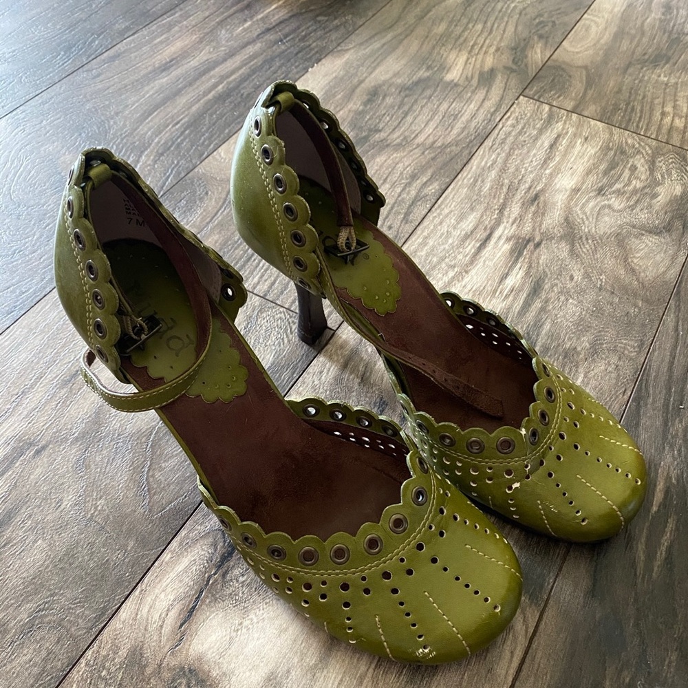 Heels with buckle